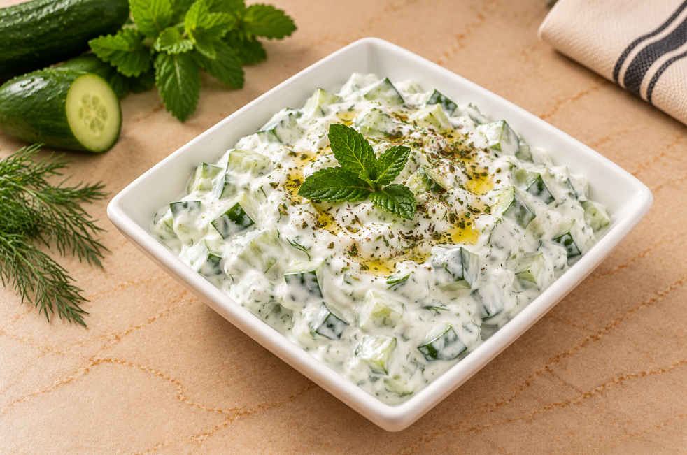 سلطة خيار باللبن